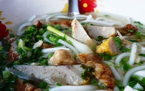 Bạn có thể tìm ăn ở gần Ga Phan Thiết hay trên đường Nguyễn Tất Thành vào lúc chiều tối.